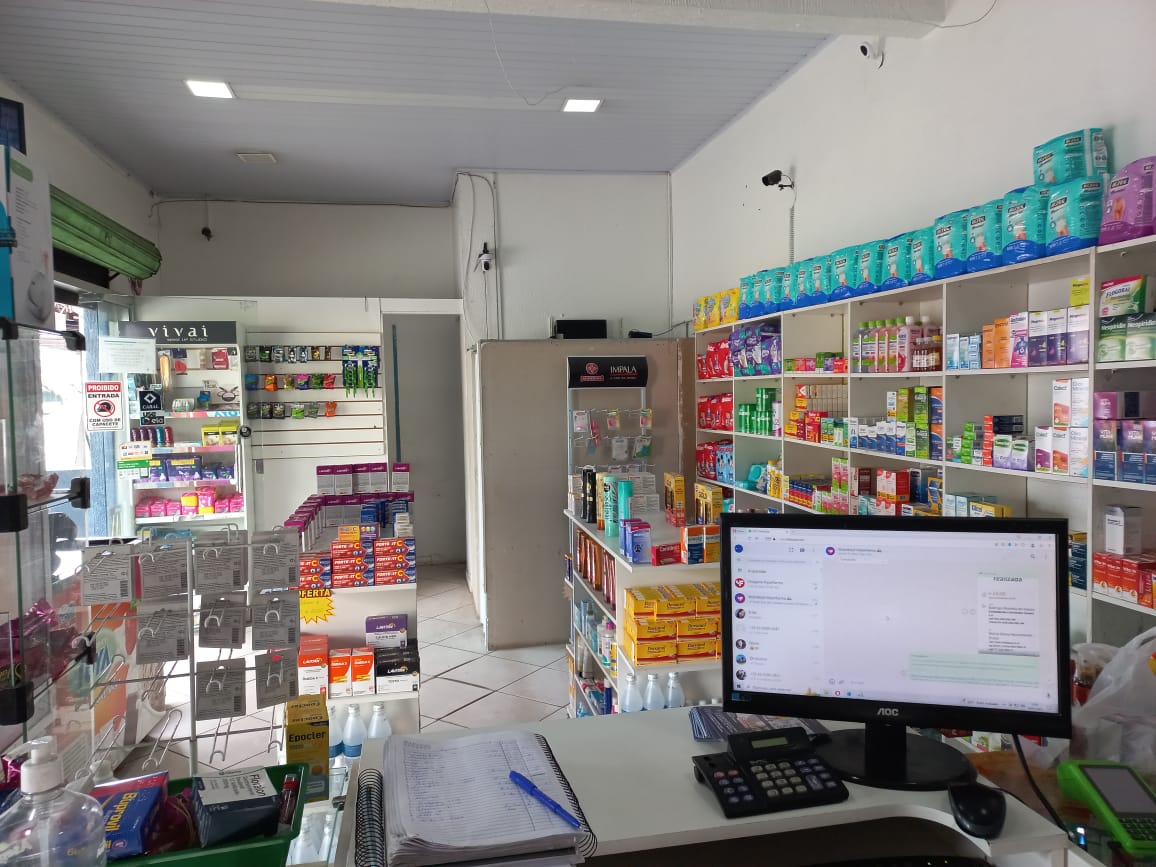 Farmacêutica atendendo cliente com atenção e cuidado