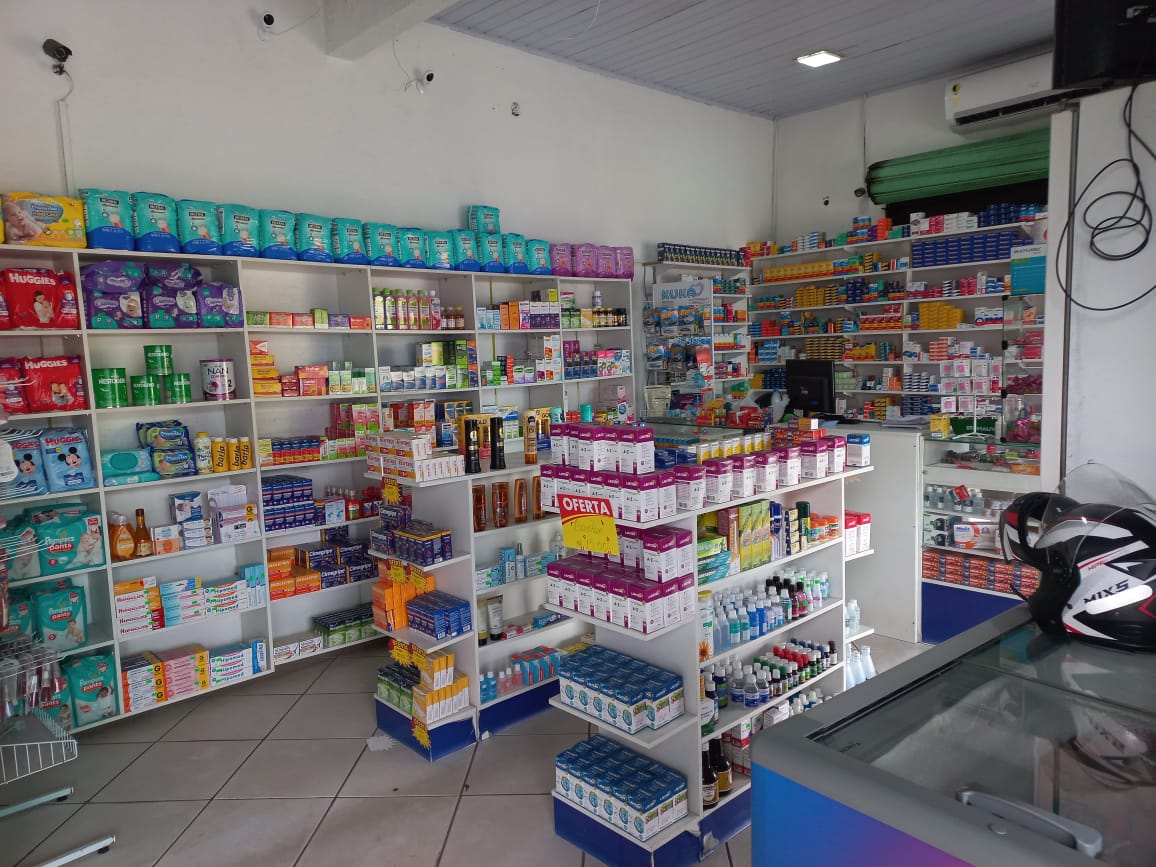 Corredor com ampla variedade de produtos de saúde e bem-estar