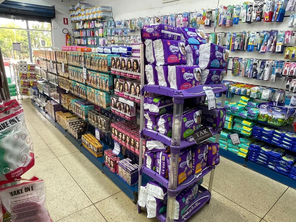 Interior espaçoso e organizado da Drogaria HiperFarma